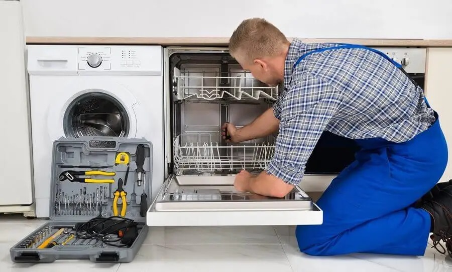 Polatlı Smeg servisi teknisyen ekibi beyaz eşya tamiri yaparken